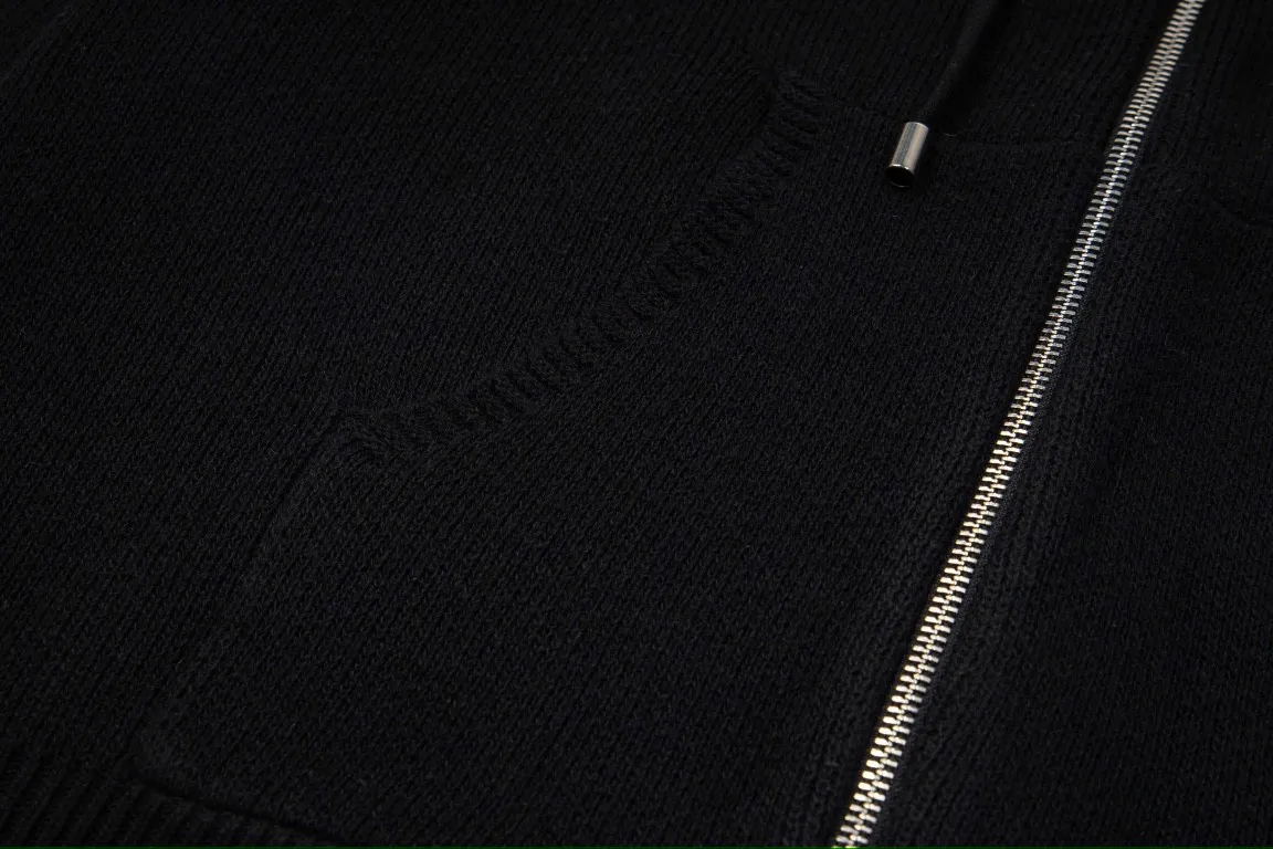 Thom Browne TB Classic 1️⃣ TBClassic 4 , %20 2️⃣ ZP Classic ， ， ！ 3️⃣ ， 、 Same Style、 ：Black、Gray、Navy Blue Size：S、M、L、XL(1、2、3、4）